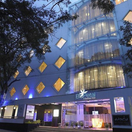 Blu Petal - A Business Hotel Bengalúr Exteriér fotografie