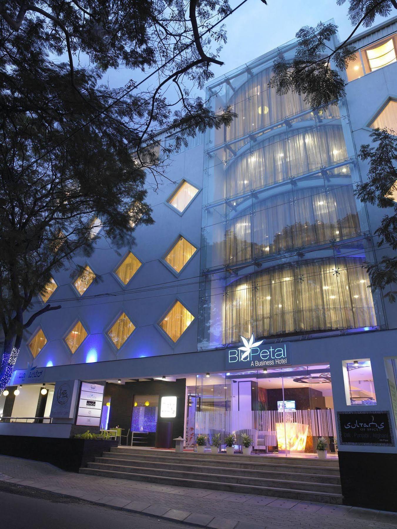Blu Petal - A Business Hotel Bengalúr Exteriér fotografie