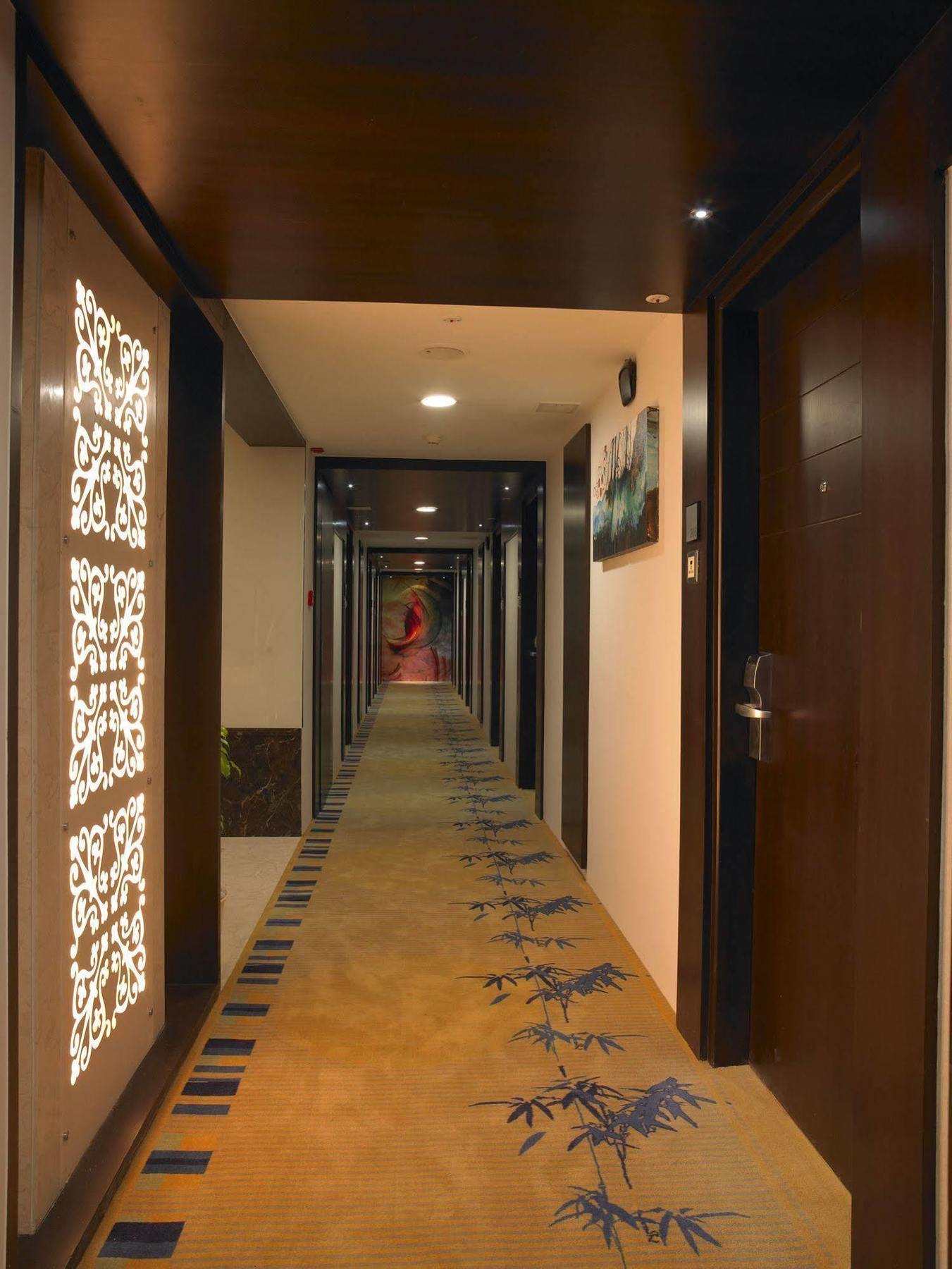 Blu Petal - A Business Hotel Bengalúr Exteriér fotografie
